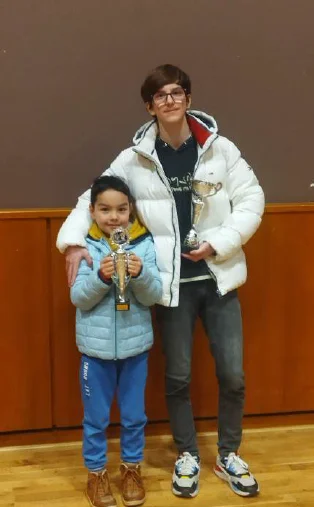 Valentin Chapron aux côtés d'un jeune joueur tenant sa coupe remportée au championnat départemental